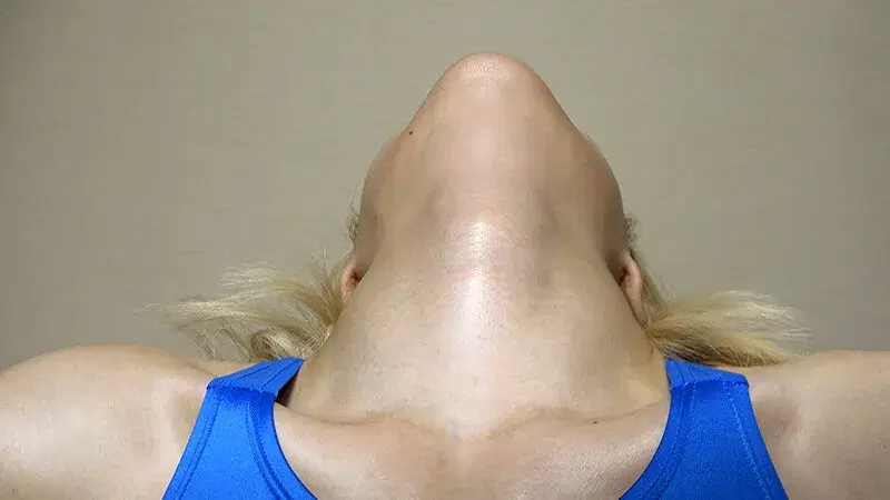 1OKK00089 雨宮凛 濡れてテカってピッタリ密着 神競泳水着 可愛い女子の競泳水着姿をじっとりと堪能！着替え盗撮から始まり貧乳から巨乳にパイパン、ハミ毛、ジョリワキ等のフェチ接写やローションソーププレイや競泳水着ぶっかけ等を完全着衣で楽しむAV シーン4