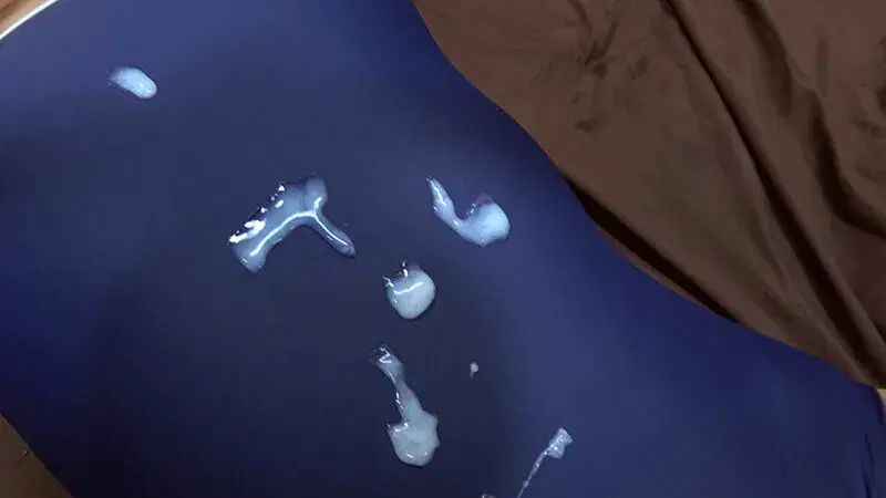 1OKS00188 花園すず 濡れてテカってピッタリ密着 神スク水 可愛い女子のスクール水着姿をじっとりと堪能！着替え撮影から始まり貧乳から巨乳にパイパン、ハミ毛、ジョリワキ等のフェチ接写やローションソーププレイやスク水ぶっかけ等を完全着衣で楽しむAV シーン20