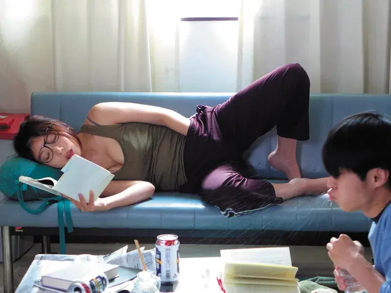 DVAJ-718 大学サークルの部室に棲みついてる年齢不詳の先輩がマ○コを貸してくれるというのでクーラーもない部屋で汗だく絡み合い一緒に留年しそうなSEX漬けの夏 安位薫 シーン10