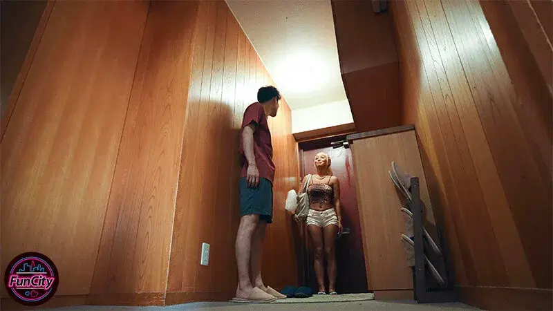 FJIN-62 汚部屋住みの淫キャにも優しい日焼けギャルは… デカ尻で挑発してくるパート家政婦 蘭華 シーン1