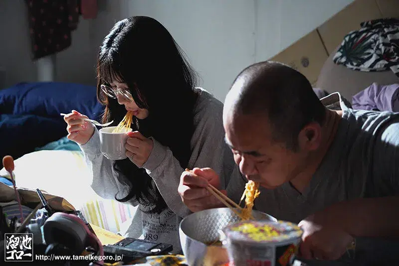 MFYD-57 ゴミ部屋に住む俺（独身中年）が、隣に住む引きこもりゲーマー腐女子（アラサー）とSEXする話。 藍芽みずき シーン12