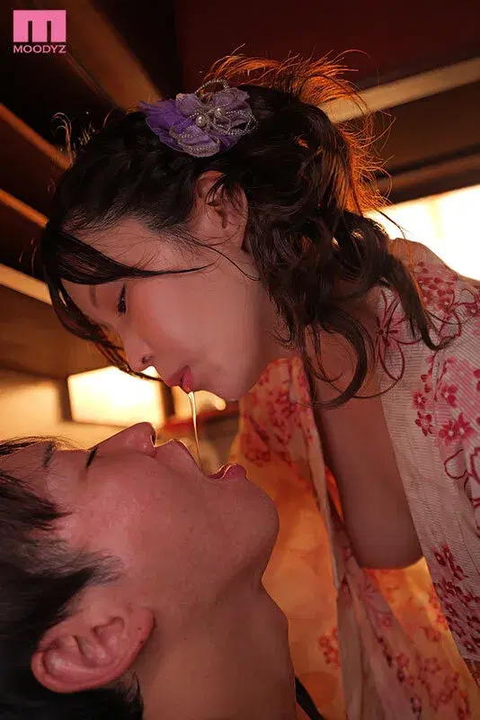 MIDA-523 「うちがキスぐらい教えちゃぁよ…」地元（福岡）のド田舎に帰省中、親友のお姉ちゃんが彼女とキスも出来ない俺を子供扱いべろちゅー挑発！ニヤニヤ跨り密着キス堕とし騎乗位で11発もぶっこ抜かれたオレ。 九野ひなの シーン6