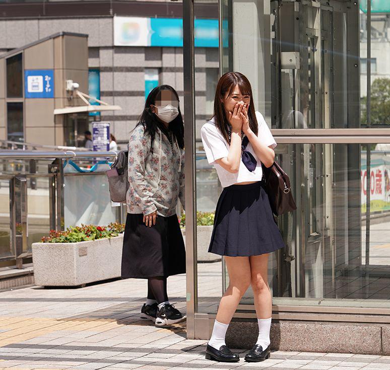 1SVDVD00865 羞恥！野外腰砕け！激ヤバ・ビッグバンローターをマ○コに入れて潮吹きアクメデート！19なつ 東條なつ シーン2