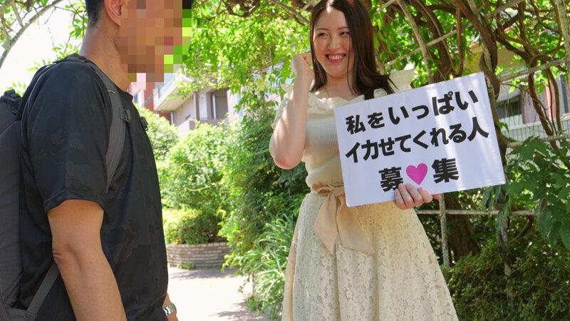 CEMD-761 「一般男性のみなさん！私をイカせまくって下さい！」～街頭で見つけた素人男性に壊れるほどイカされまくったSEXドキュメント～10 葉山さゆり シーン1