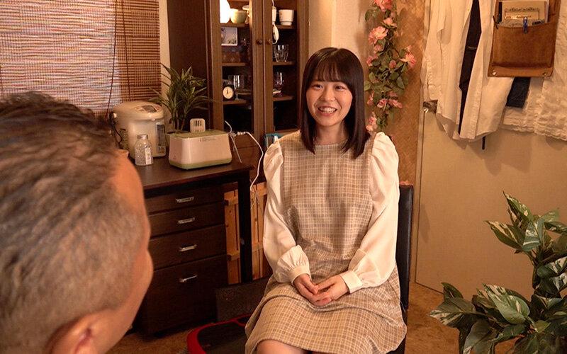 H_113IZM00010 素人いじめられたい女子10 中田氏の中出し 学生 こなつ 18歳 ●シャイなJ系美少女がドM調教志願！ ●Wオヤジ絶倫チンポで淫乱大覚醒！ ●オナニー＆玩具責めマン汁ダダ漏れ！ 柏木こなつ シーン1