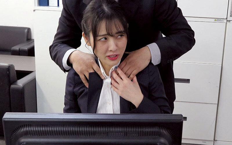 H_1664KIR00074 社内で課長に毎日セクハラ痴●され絶頂…抗っていたはずの快感が忘れられず自らデカ尻で誘惑し中出し懇願するアラサーOL 祈山愛 シーン5