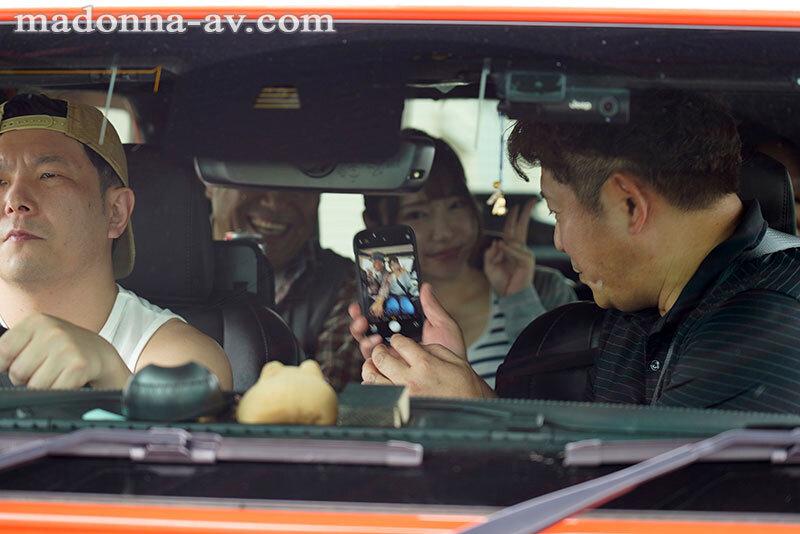 JUR-542 W専属第2弾！！若妻が中年男に溺れる本格NTRー。 町内キャンプNTR テントの中でまわされた妻の衝撃的寝取られ映像 さつき芽衣 シーン1