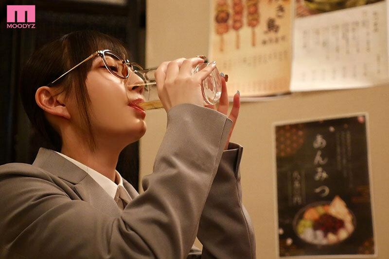 MIDV-819 会社の喪女後輩が飲み会で理性崩壊。酔うとキス魔になって終電過ぎても熱烈ベロキス求愛SEXで精子ぶっこ抜かれる爆抜きドロ酔いハシゴ酒 七沢みあ シーン2