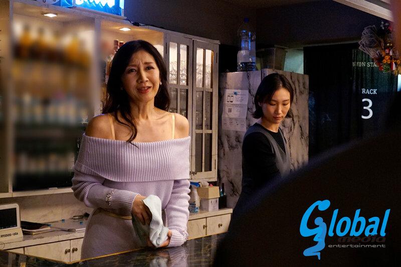 SGM-58 伊織涼子デビュー15周年記念特別作品 愛と欲望の熟女スナック物語 快楽を貪り淫らに乱れるイヤラし過ぎる痴態！ 男たちを誘惑する美魔女ママが魅せる秘密のスケベ性接待！！ 伊織涼子 シーン1