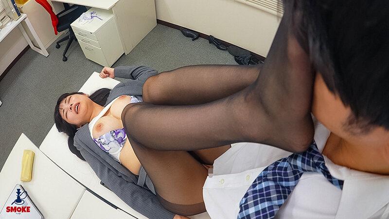 SMOK-8 【黒パンストセクハラ】残業中、ミニスカ美脚挑発で若手ち○ぽをガチガチ勃起させ脚テクで何度も抜きまくる巨乳人妻女上司 胡桃さくら シーン5
