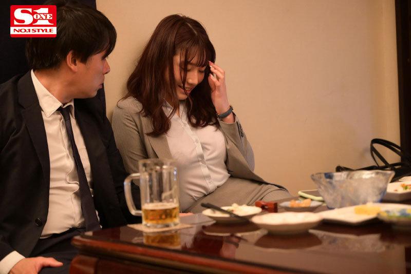 SSIS-586 出張先で軽蔑している中年セクハラ上司とまさかの相部屋に…朝まで続く絶倫性交に不覚にも感じてしまった私 河北彩花 シーン2